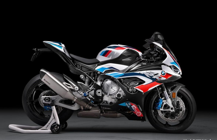 也是宝马摩托正式采用定风翼的首款车型