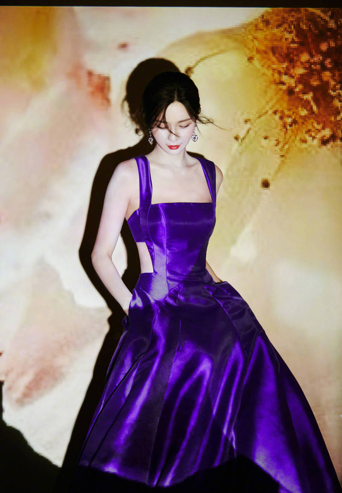 沈梦辰公开一组最新活动照,照片里的她穿紫色紧身礼服,身材凹凸有致