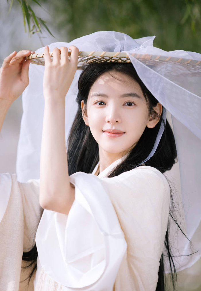 章若楠一袭古风白衣头戴幕帘气质清雅温婉