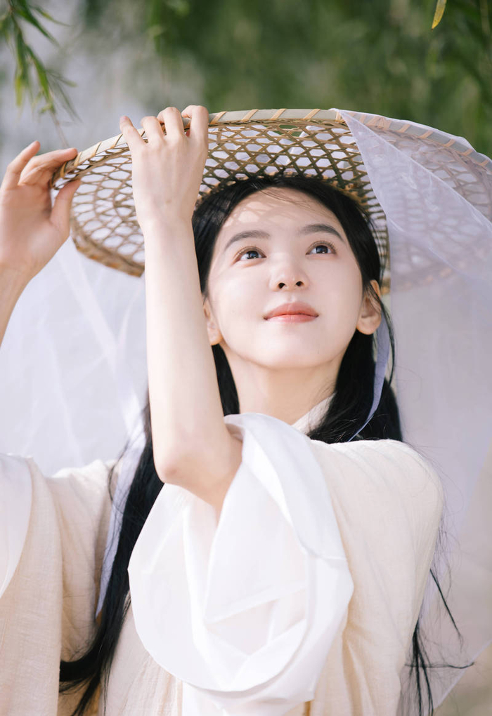 章若楠一袭古风白衣头戴幕帘 气质清雅温婉