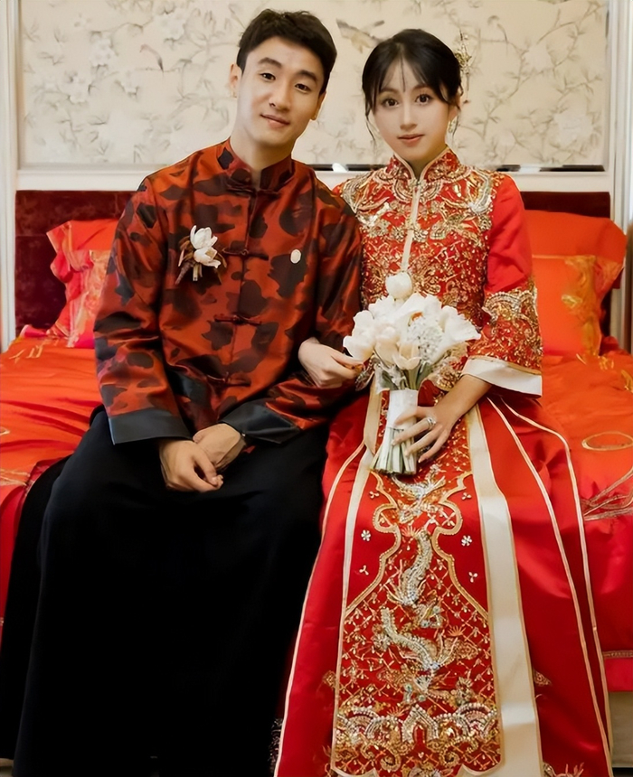 韦世豪妻子曝光!25岁美貌惊艳身材傲人,两人初恋长达9年了!