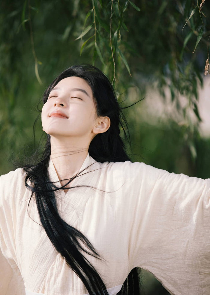 章若楠一袭古风白衣头戴幕帘气质清雅温婉