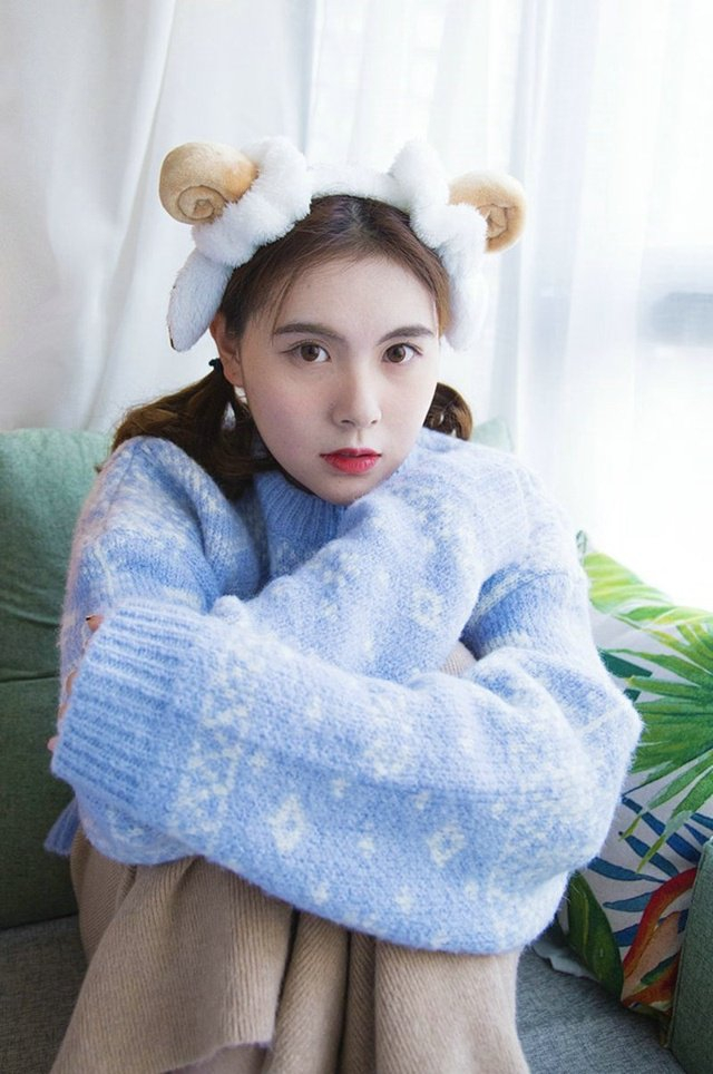 宽松慵懒风毛衣少女清秀俊俏面孔纯美写真