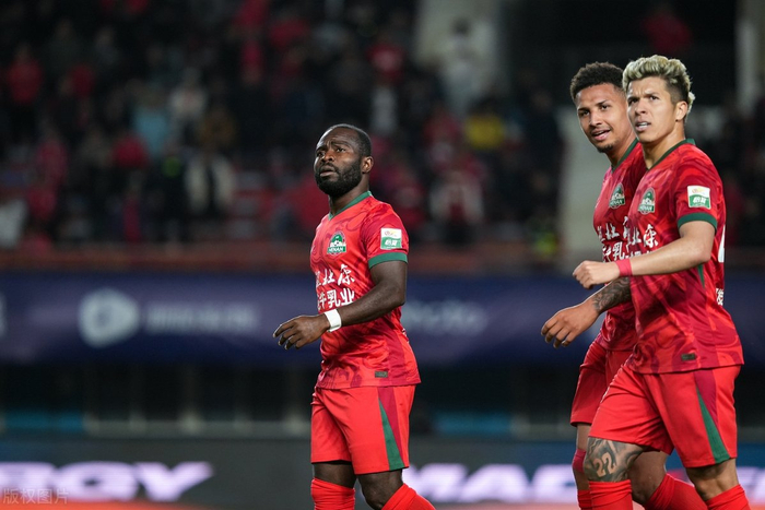 中超大反转！老牌劲旅2-1变2-3，主帅3换人引争议，球迷：下课