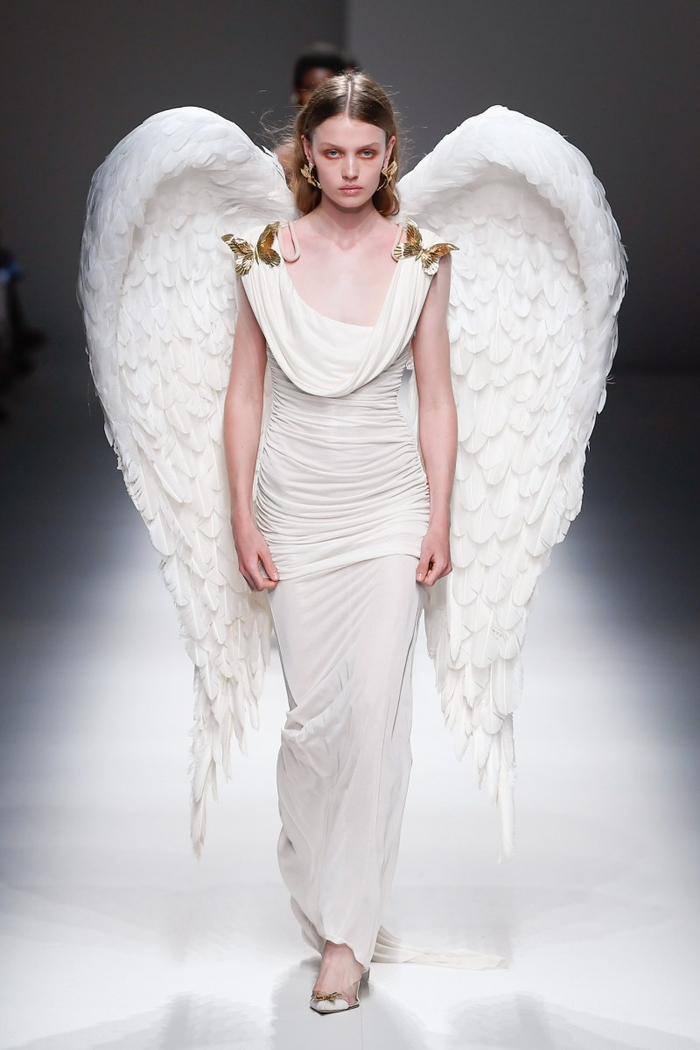 被标榜为时装秀的噱头,那么这个系列已经不缺少真正的va