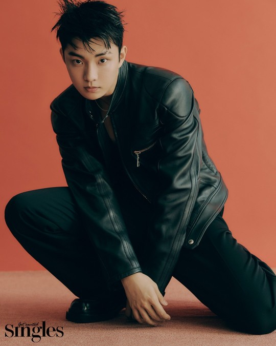 韩国男团the boyz成员q与周鹤年近日携手为某杂志最