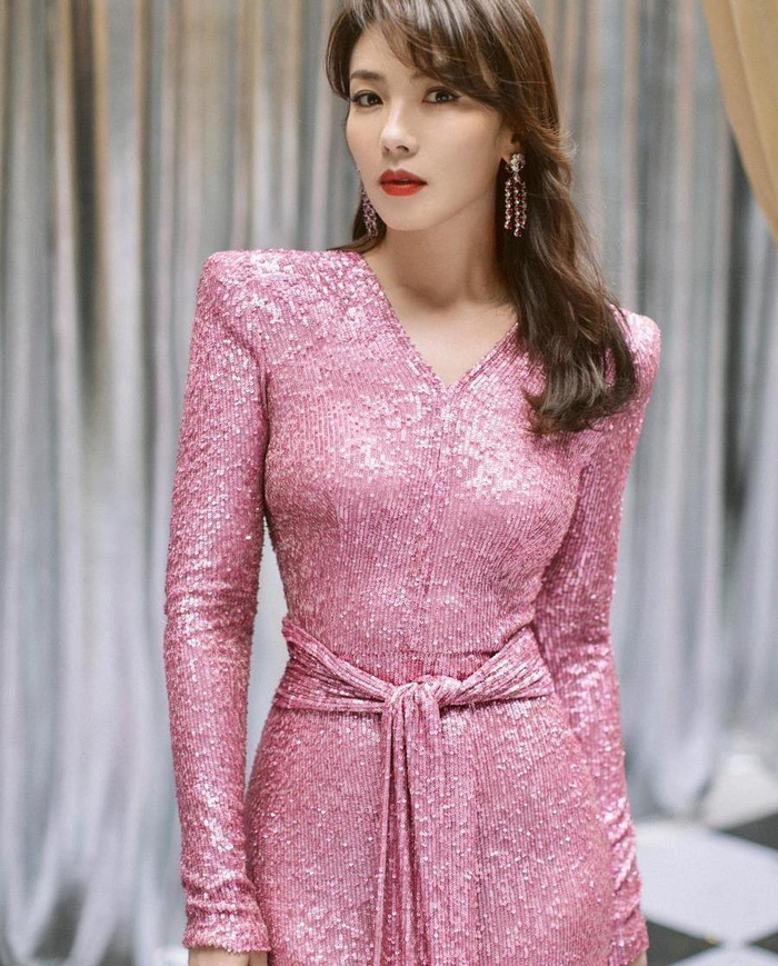 刘涛美出新高度穿粉色亮片连衣裙配齐肩卷发越高调越惊艳