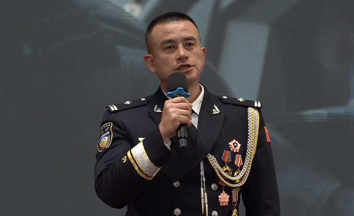 感动了许多人讲述了他的故事特警总队勤务支队副支队长张晨阳来自新疆