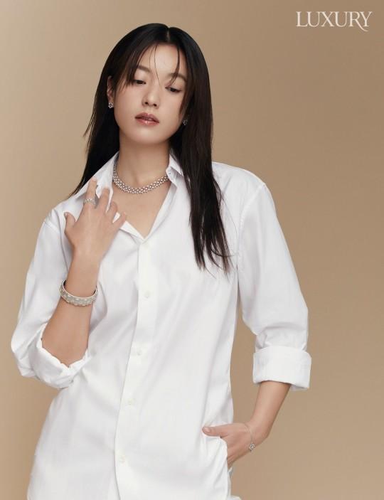 韩国女艺人韩孝周代言珠宝品牌拍最新宣传照