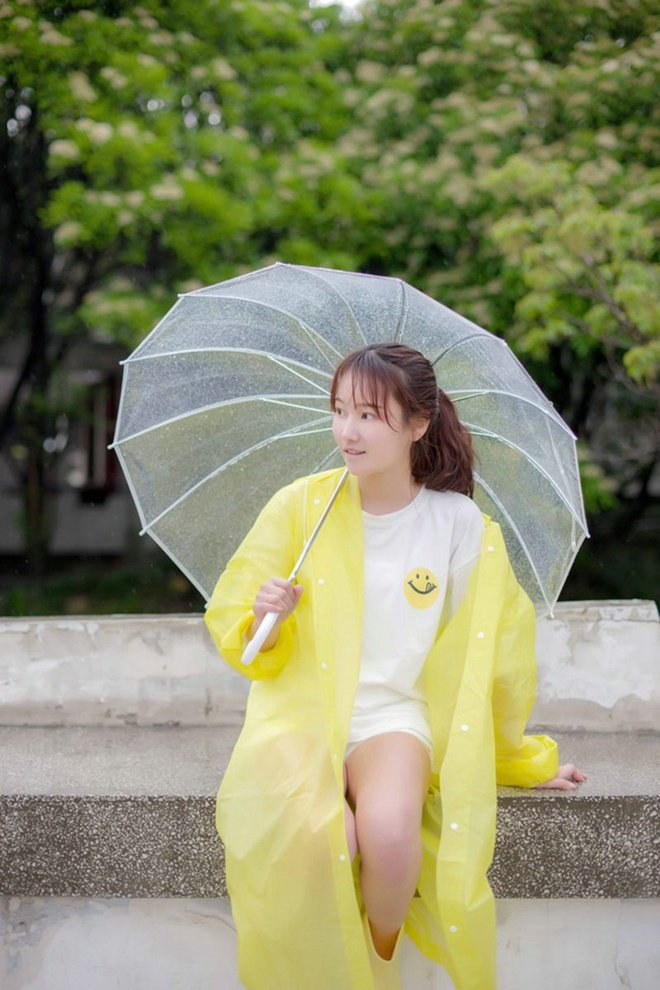 清纯可爱妹子雨天清新娇巧甜美写真