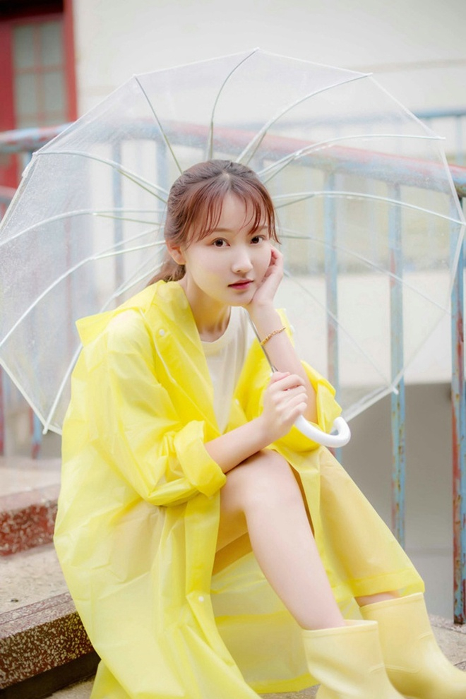 清纯可爱妹子雨天清新娇巧甜美写真