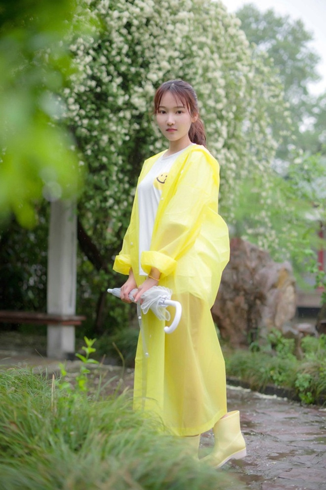 清纯可爱妹子雨天清新娇巧甜美写真