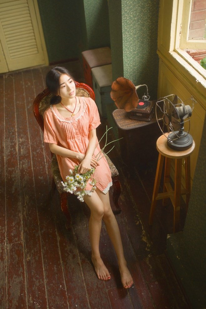 清纯美女居家阳光气质复古秀气唯美写真__财经头条