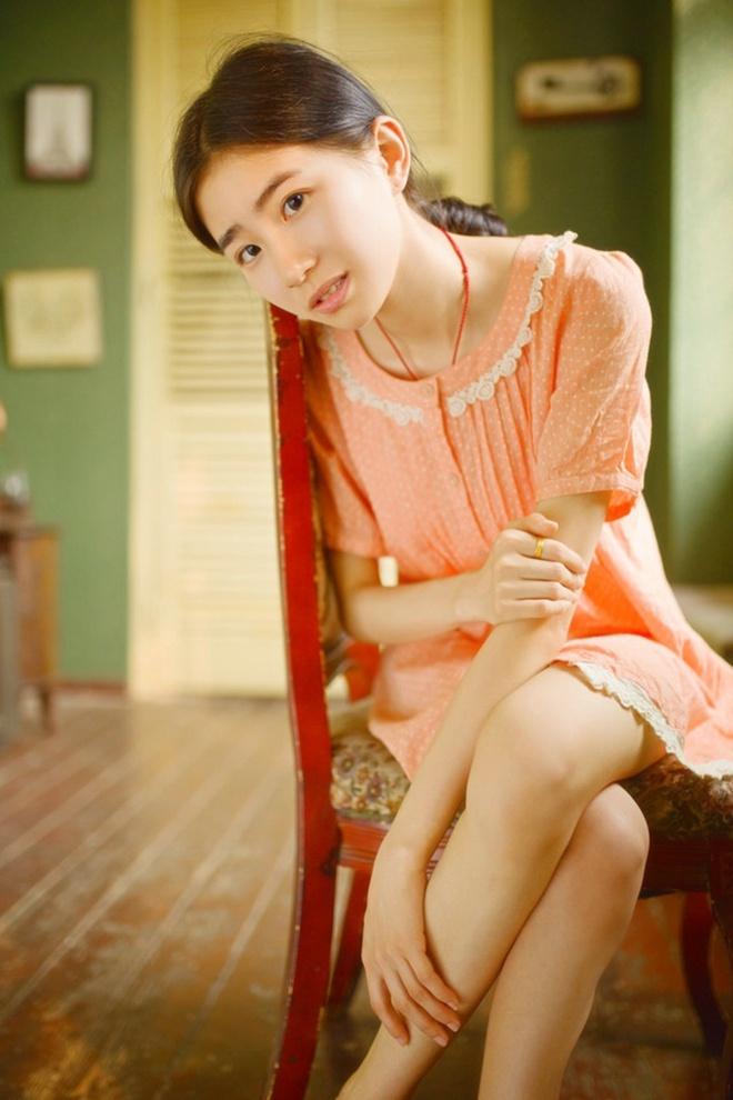 清纯美女居家阳光气质复古秀气唯美写真__财经头条