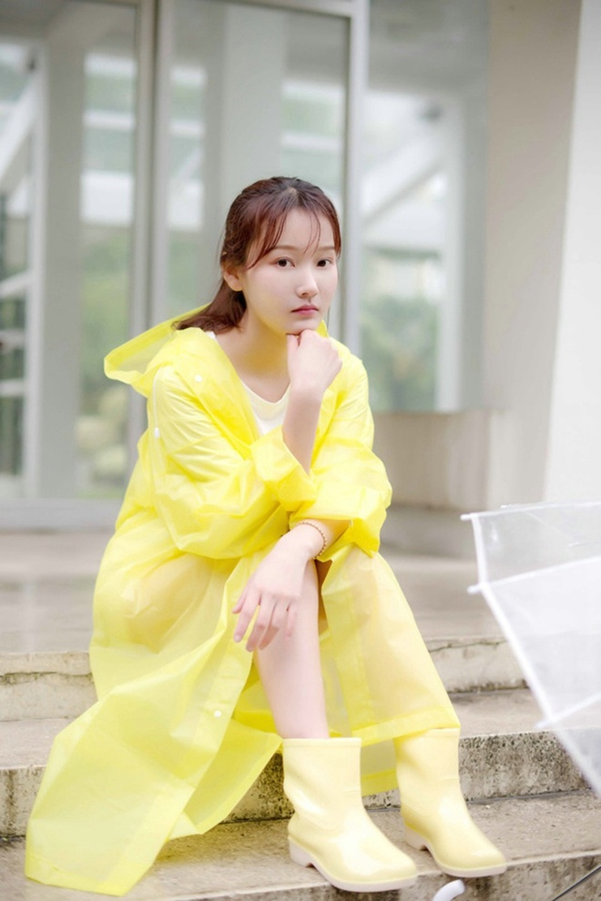 清纯可爱妹子雨天清新娇巧甜美写真