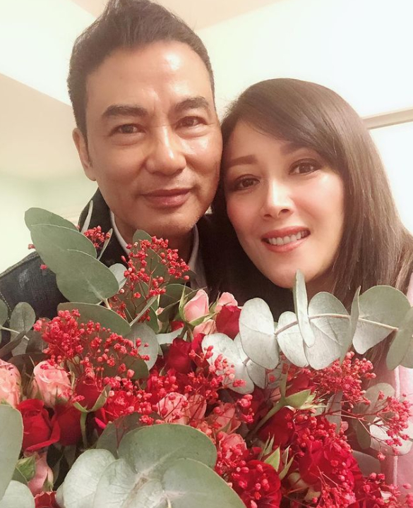 任达华与琦琦结婚25年仍热恋,甜蜜感情令人羡慕|太太|一家三口|两人|老婆|爱情_新浪新闻
