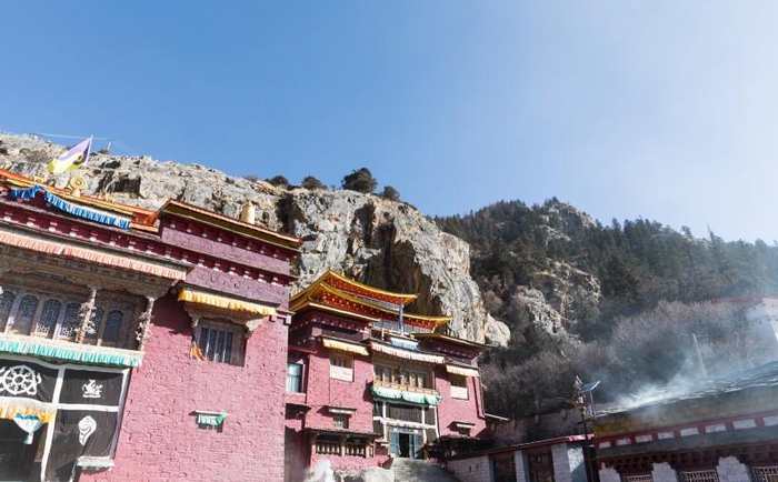 《四川稻城奔波寺风景》出洞蛟-协助拍摄