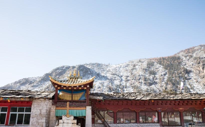 《四川稻城奔波寺风景》出洞蛟-协助拍摄
