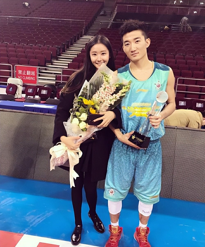 气质出众身材傲人,可惜秀恩爱分手快|孙铭徽|高诗岩|郑灿_新浪新闻