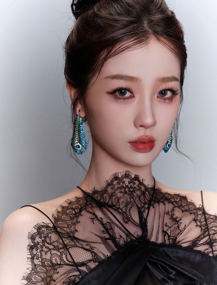 虞书欣的这套造型令我眼前一亮——身着2024春夏黑色礼服亮相