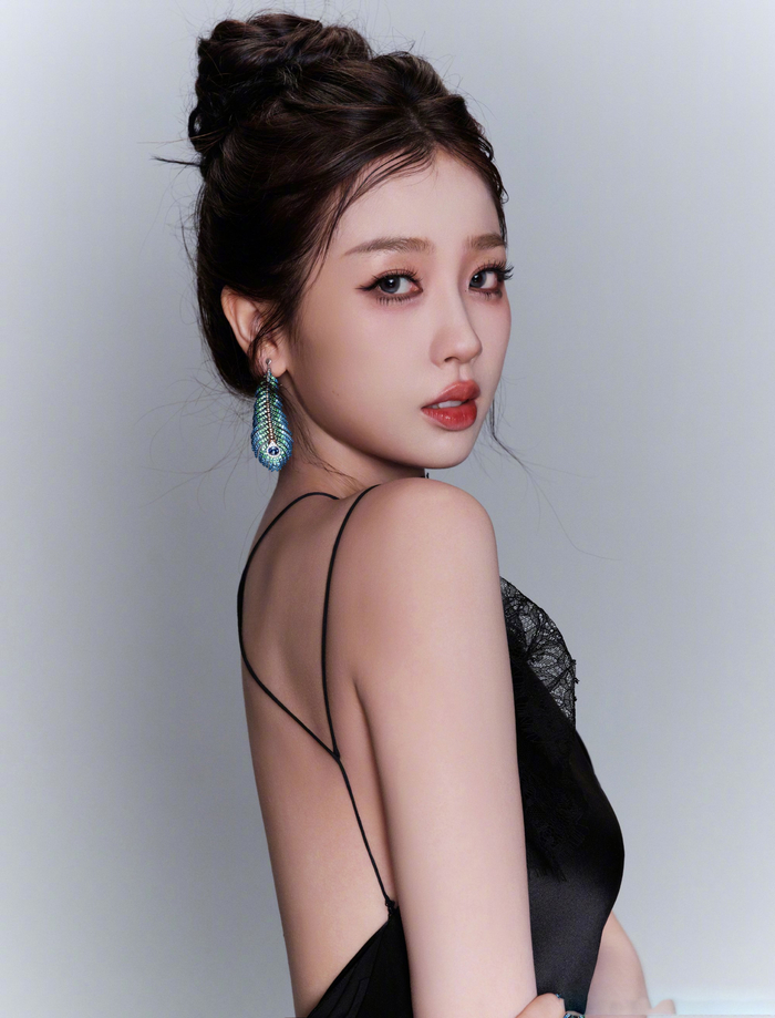 虞书欣的这套造型令我眼前一亮——身着2024春夏黑色礼服亮相