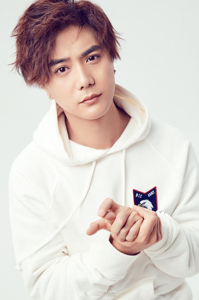 歌手陆虎青春时尚杂志写真