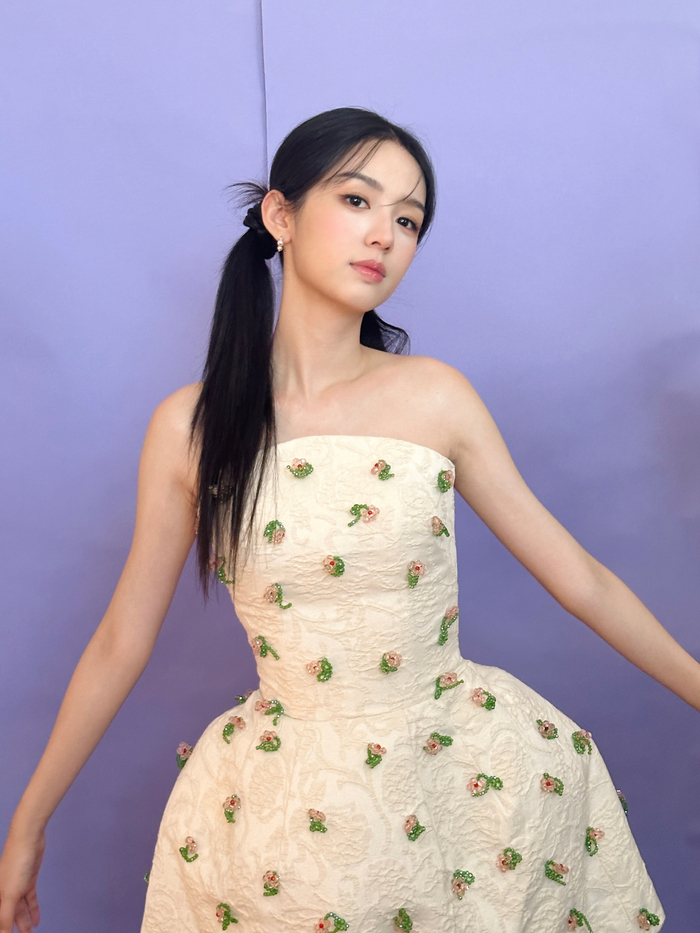 周也扎双马尾娇俏可爱 穿抹胸裙超甜美