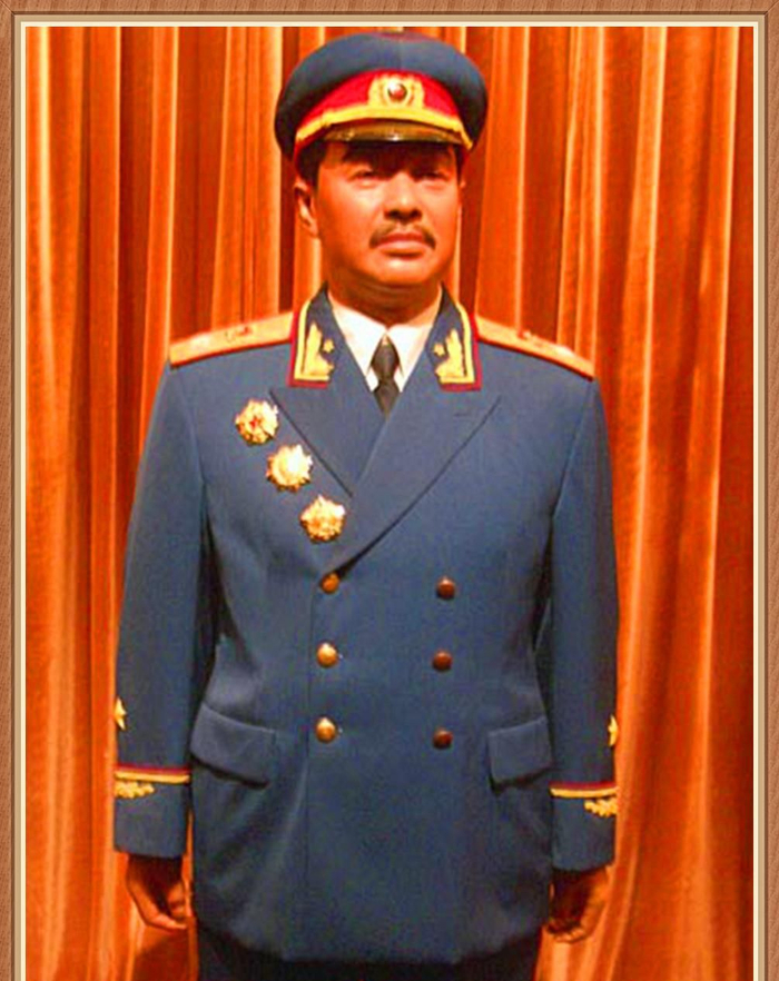 十大元帅蜡像栩栩如生,衣服由当年元帅服剩余布料制成