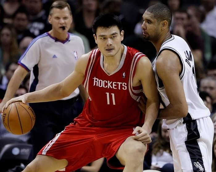 火箭姚明和爵士布泽尔对位大姚161分73篮板后者152分97板