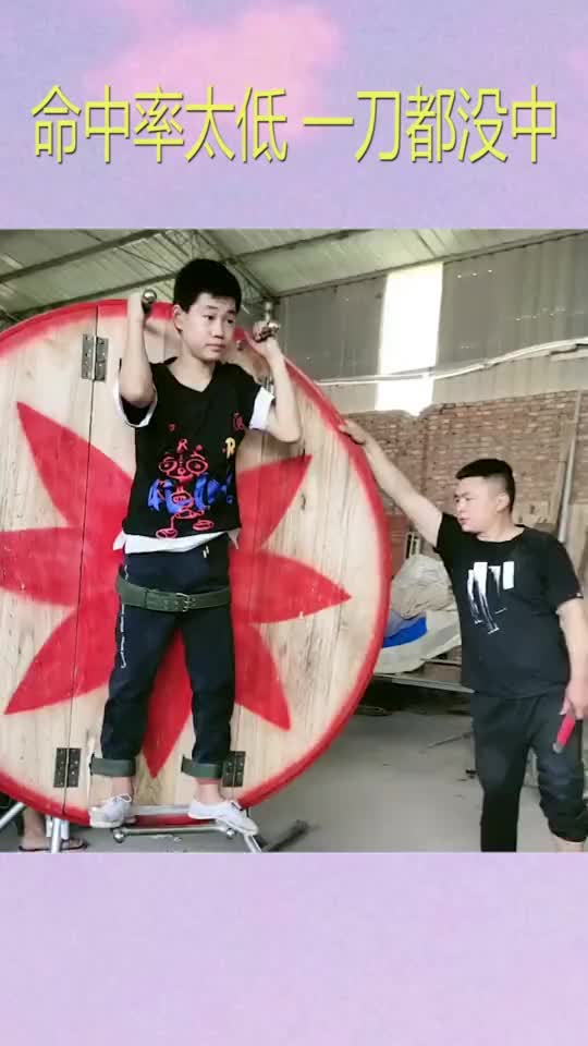 牛人表演飞刀转盘绝技惊险刺激扣人心弦