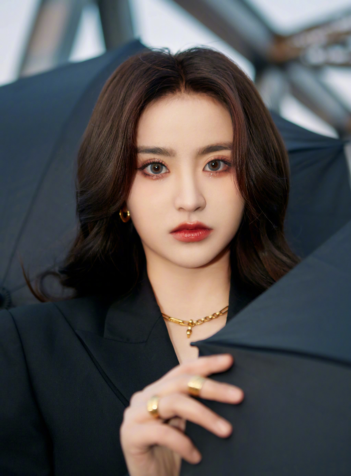 金子涵出席活动造型来袭,黑色西装搭配同色系皮裤