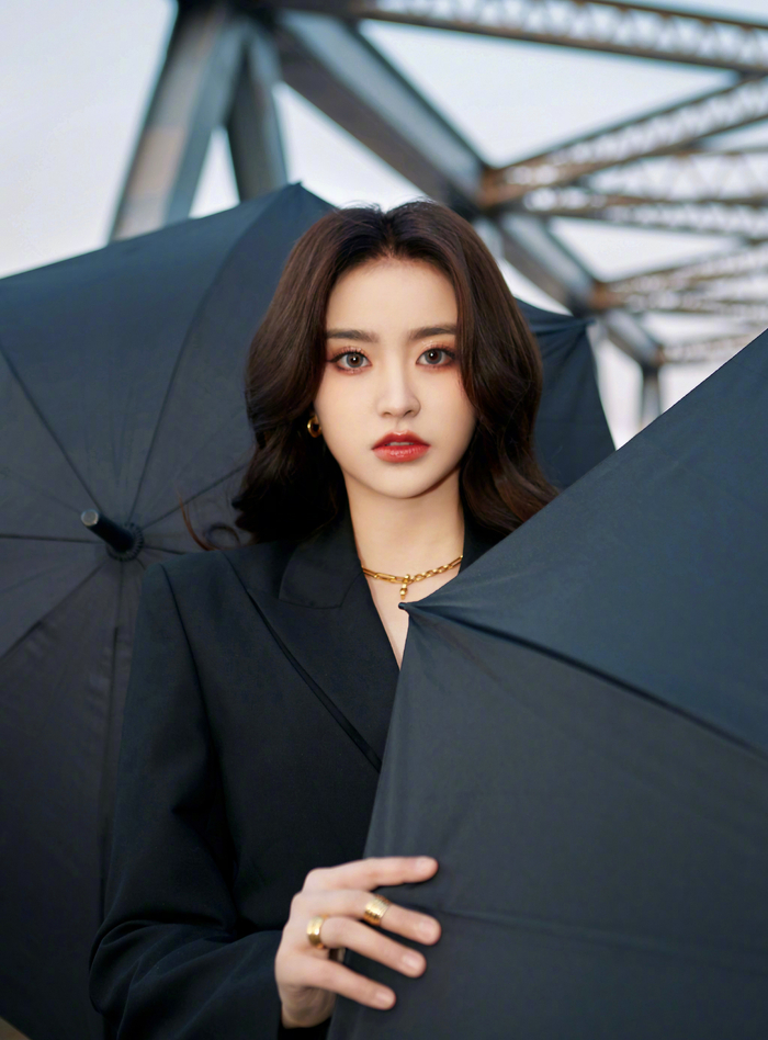 金子涵出席活动造型来袭,黑色西装搭配同色系皮裤