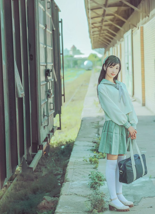 校园制服美少女个子高挑青春飞扬写真__财经头条