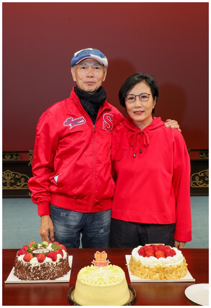 汪明荃为罗家英庆祝生日 同穿红衣喜庆开心