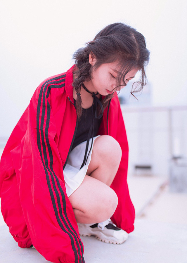 轻盈少女麻花辫清新可爱沙滩唯美写真