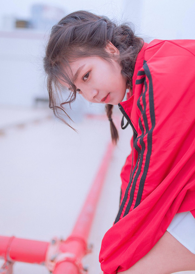 轻盈少女麻花辫清新可爱沙滩唯美写真