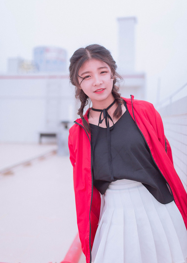 轻盈少女麻花辫清新可爱沙滩唯美写真