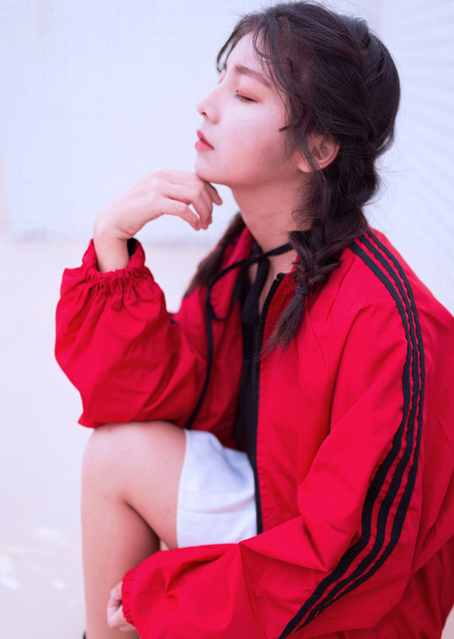 轻盈少女麻花辫清新可爱沙滩唯美写真