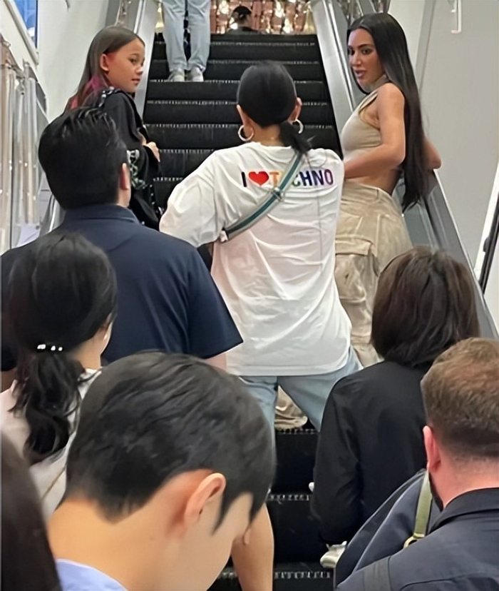 游玩日本吸引大量粉丝追随！42岁金卡戴珊瘦身成功，马甲线太美了