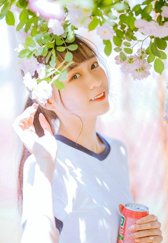 校园蔷薇花开靓丽少女自信阳光写真