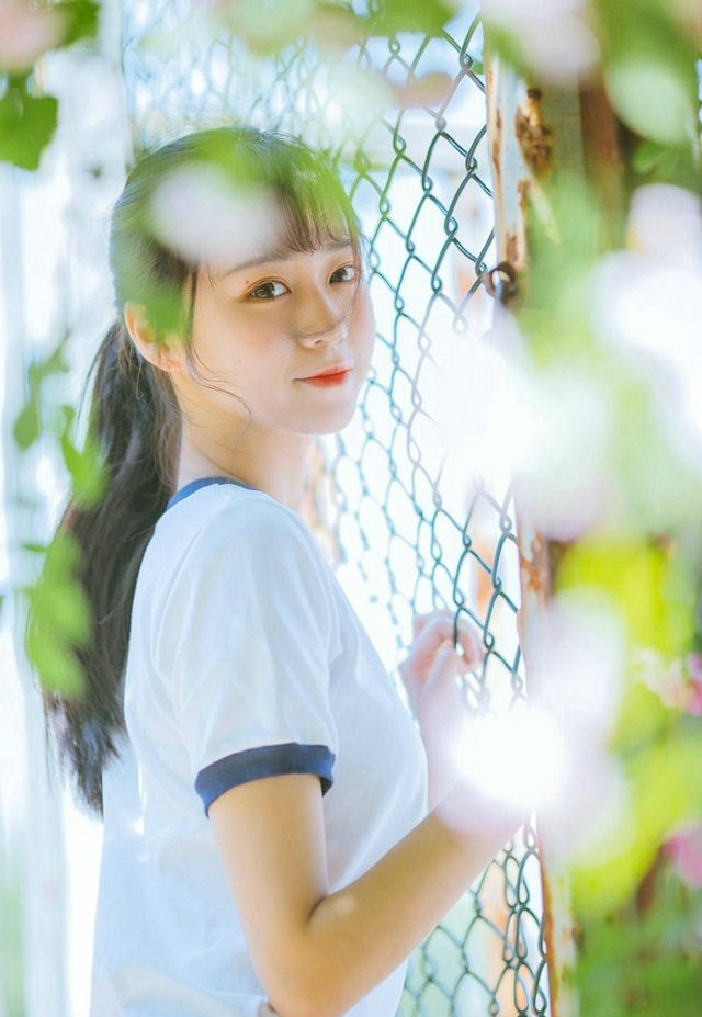 校园蔷薇花开靓丽少女自信阳光写真