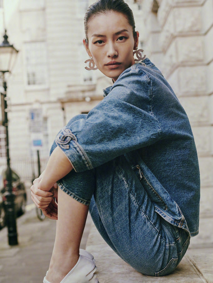 刘雯出镜vogueuk2月刊时装大片