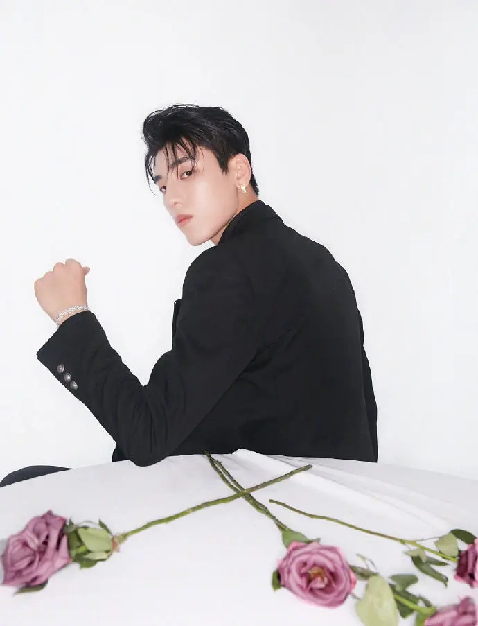 西装帅哥王子异冷峻时尚大片