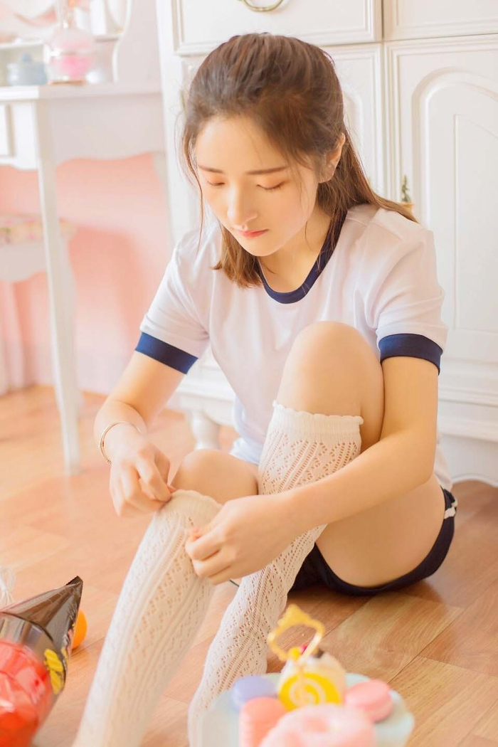 浅笑涡梨长腿少女运动服迷人唯美写真