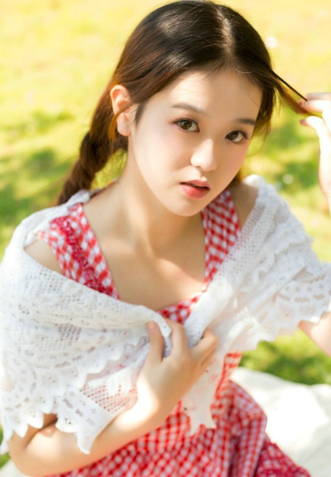 绿色草坪上大眼睛优雅俏皮少女唯美写真