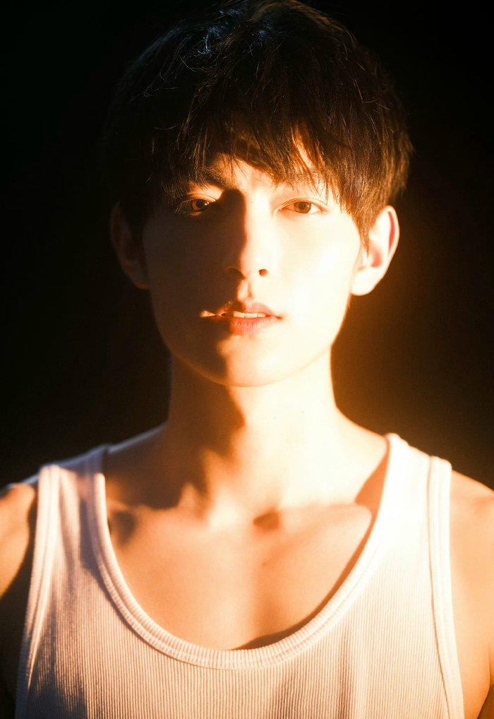 樊治欣夏日海边写真!白色背心纯净青春,展现完美身材__财经头条