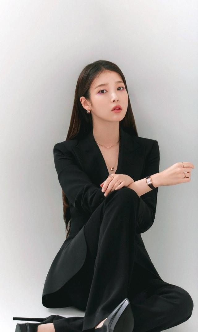 韩国女星李知恩优雅个性穿搭,彰显独特气质