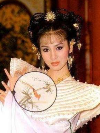 67岁林美照近况曝光，声带手术失败后淡出演艺圈，因祸得福