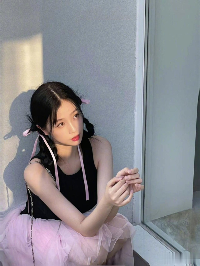 虞书欣甜美的芭蕾风穿搭,粉色的系发丝带和蓬蓬裙