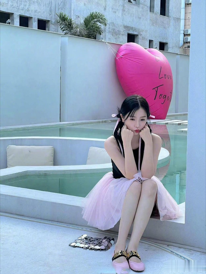 虞书欣甜美的芭蕾风穿搭粉色的系发丝带和蓬蓬裙